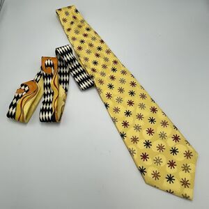 Vintage 90s V2 Versace Men's Harlequin Yellow Starburst Neck Tie 58" x 3.75"